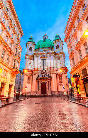 Vienna, Austria: vista notturna di San Pietro chiesa Peterskirche, barocchi di Cattolica romana chiesa parrocchiale nella tradizionale zona pedonale Graben Foto Stock