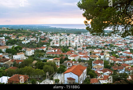 Scenario del tradizionale Kyparissia town a Messinia Peloponneso Grecia Foto Stock