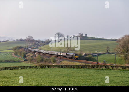 British Royal treno sulla linea principale della costa occidentale a Hincaster in Cumbria convogliare il principe Carlo a Carlisle trainati da un DB Cargo classe 67 locomotore. Foto Stock