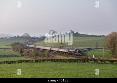 British Royal treno sulla linea principale della costa occidentale a Hincaster in Cumbria convogliare il principe Carlo a Carlisle trainati da un DB Cargo classe 67 locomotore. Foto Stock