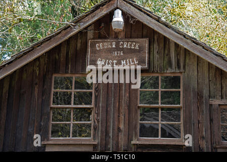 Segno sulla costruzione, il Cedar Creek Grist Mill, bosco, Washington, Stati Uniti d'America Foto Stock