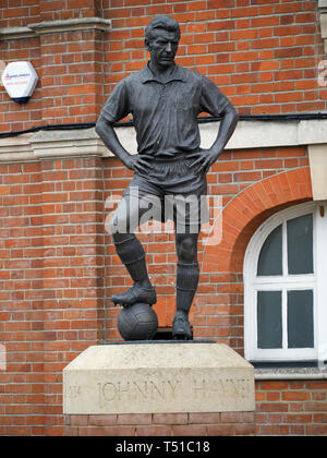 Vista della statua di Fulham e calciatore inglese Johnny Haynes al di fuori di Craven Cottage football club a Londra