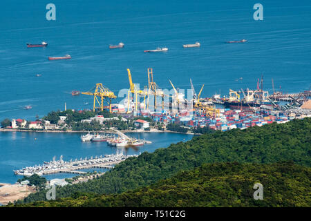 Porto di Tien sa di Da Nang, Vietnam - Luglio 2, 2018: panoramica Porto Tien Sa vista dalla cima del Figlio Tra della penisola. Tien Sa Harbour con molti cargo c Foto Stock