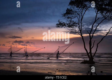 Tan Thanh beach, andare Cong distretto, Tien Giang provincia, Vietnam - Luglio 23, 2017: Immagine del villaggio di pescatori di persone utilizzando gli strumenti fatti in casa per la raccolta di vongole Foto Stock