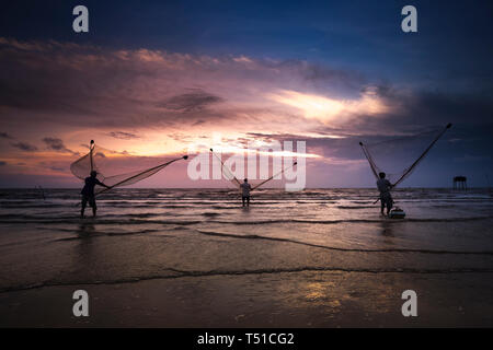 Tan Thanh beach, andare Cong distretto, Tien Giang provincia, Vietnam - Luglio 23, 2017: Immagine del villaggio di pescatori di persone utilizzando gli strumenti fatti in casa per la raccolta di vongole Foto Stock