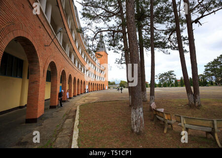 Da Lat town, Viet Nam - Febbraio 19th, 2017: immagini di un collegio pedagogico nella città di Dalat. Unica opera architettonica costruita dai francesi nel 1927 Foto Stock