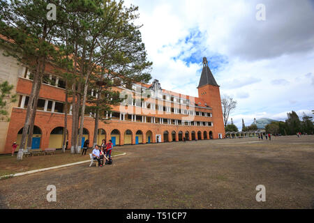 Da Lat town, Viet Nam - Febbraio 19th, 2017: immagini di un collegio pedagogico nella città di Dalat. Unica opera architettonica costruita dai francesi nel 1927 Foto Stock