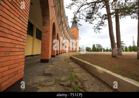 Da Lat town, Viet Nam - Febbraio 19th, 2017: immagini di un collegio pedagogico nella città di Dalat. Unica opera architettonica costruita dai francesi nel 1927 Foto Stock