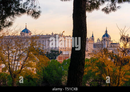 Palacio Real y Catedral de la Almudena desde el Mirador del Templo de Debod. Madrid. España Foto Stock