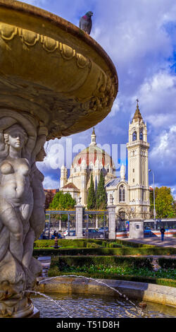 La Iglesia de San Manuel y San Benito vista desde el Parque de El Retiro. Madrid. España Foto Stock