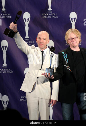 La città di New York, Stati Uniti d'America. 12 mar 2007. Michael Stipe, Mike Mills (REM) al 2007 Rock, Roll Hall of Fame cerimonia di induzione al Waldorf=Astoria il 12 marzo 2007 nella città di New York, NY. Credito: Steve Mack/S.D. Mack foto/Alamy Foto Stock