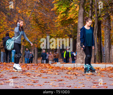 Patinando en el Parque de El Retiro. Madrid. España Foto Stock
