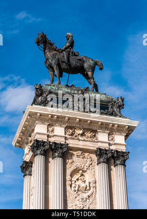 Estatua del Rey Alfonso XII en el Parque de El Retiro. Madrid. España Foto Stock