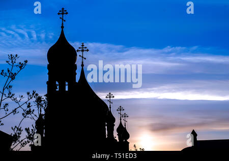 La silhouette della Chiesa con cupole nelle prime ore del mattino all'alba Foto Stock
