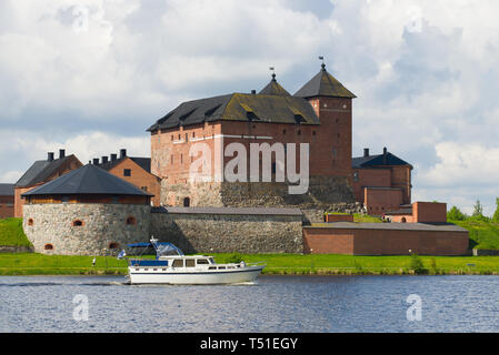 HAMEENLINA, Finlandia - 10 giugno 2017: la barca sul lago Vanayavesi contro lo sfondo di Hameenlinna fortezza Foto Stock