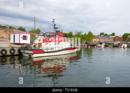 HANKO, Finlandia - 11 giugno 2017: ricerca marina e la barca di salvataggio "Hebe' nel vecchio porto Foto Stock