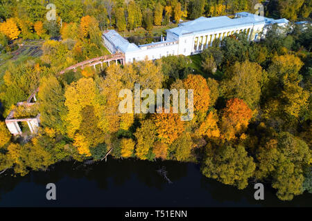 Vista superiore del vecchio maniero Gorenki autunno. La fotografia aerea. Foto Stock