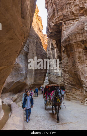 Siq canyon in Petra città storica del Regno Nabatean in Giordania Foto Stock