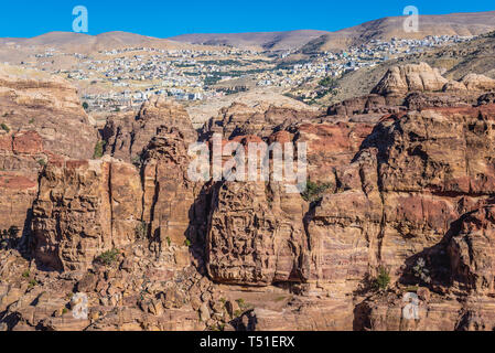 Montagne visto da un percorso sopra Petra città storica del Regno Nabatean in Giordania Foto Stock