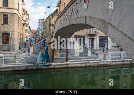 Il murale di squalo da Marco Teatro, nel Naviglio Pavese canal a Milano Foto Stock