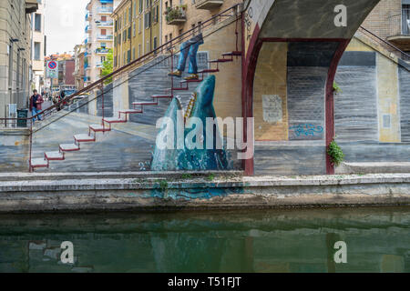 Il murale di squalo da Marco Teatro, nel Naviglio Pavese canal a Milano Foto Stock