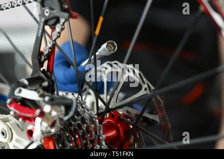 Il tecnico di riparazione bici velocità in officina Close-up Foto Stock