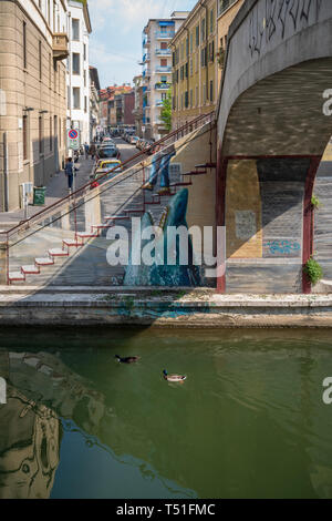 Il murale di squalo da Marco Teatro, nel Naviglio Pavese canal a Milano Foto Stock