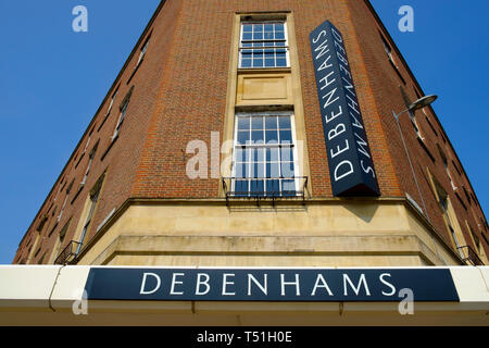 Segnaletica Debenhams al di fuori del negozio principale in Norwich, Norfolk. © Lawrence Woolston/Alamy LIve News Foto Stock