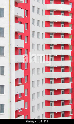 Il nuovo costruito alto edificio bianco-rosso edificio di appartamenti Foto Stock