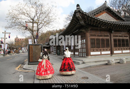 Due donne che indossano tradizionale coreano Hanbok vestito a piedi attorno a Jeonju Villaggio Hanok in Jeonju, Corea del Sud Foto Stock