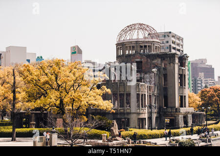 La Cupola della Bomba Atomica a Hiroshima, Giappone durante la fioritura dei ciliegi stagione Foto Stock