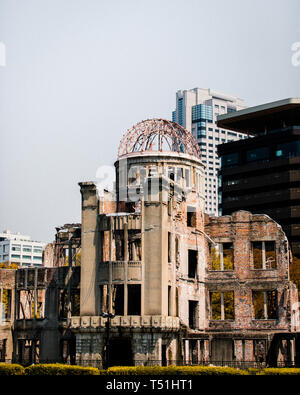 La Cupola della Bomba Atomica a Hiroshima, Giappone durante la fioritura dei ciliegi stagione Foto Stock