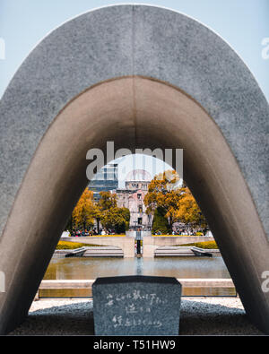 La cupola della bomba atomica a Hiroshima, Giappone durante la fioritura dei ciliegi stagione Foto Stock