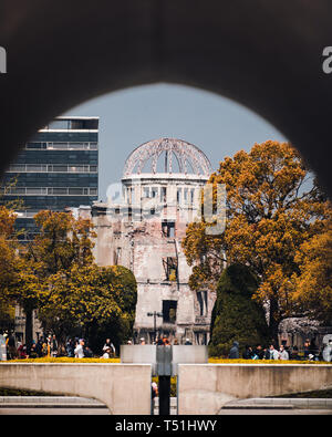 La cupola della bomba atomica a Hiroshima, Giappone durante la fioritura dei ciliegi stagione Foto Stock