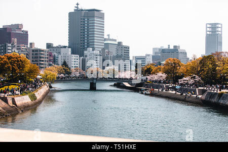 Riverside al Memoriale della Pace di Hiroshima, Giappone durante la fioritura dei ciliegi stagione Foto Stock