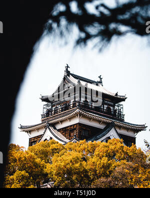 Il Castello di Hiroshima coperte di fiori di ciliegio e fiori Foto Stock