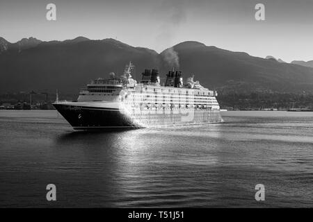 Foto in bianco e nero della gigante nave da crociera Disney, Disney Wonder, con arrivo nel porto di Vancouver all'alba. British Columbia, Canada. Foto Stock