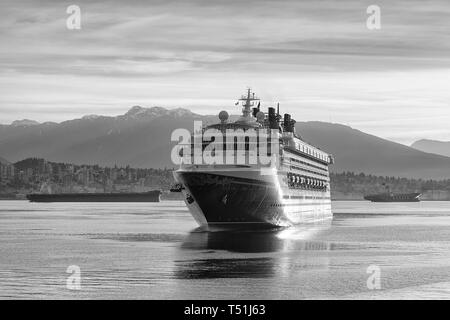 Foto Moody in bianco e nero della Giant Disney Cruise Line, Disney Wonder, arrivo a Vancouver, British Columbia. Canada. Foto Stock