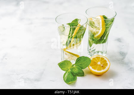 Infuso di acqua con limone, cetrioli e basilico Foto Stock