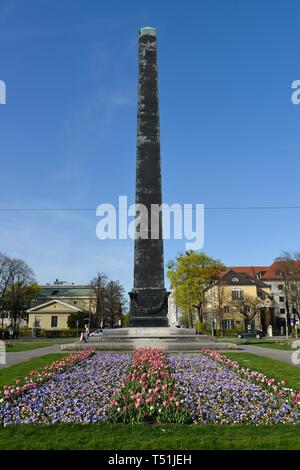 Obelisco con letto di fiori nella parte anteriore del case rotonda, Karolinenplatz, Monaco di Baviera, Germania Foto Stock