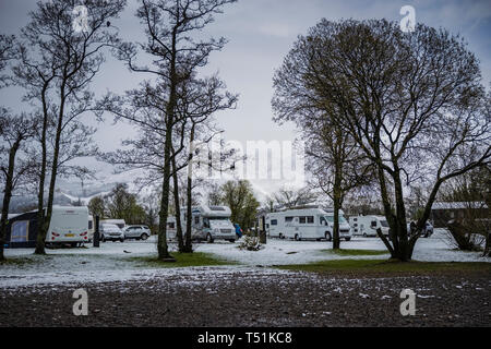 Campeggio e caravaning Club sito con neve di primavera a Keswick, Cumbria, Regno Unito. Foto Stock