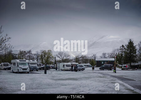 Campeggio e caravaning Club sito con neve di primavera a Keswick, Cumbria, Regno Unito. Foto Stock