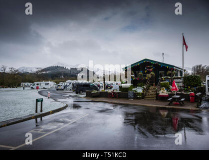 Campeggio e caravaning Club sito con neve di primavera a Keswick, Cumbria, Regno Unito. Foto Stock