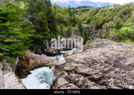 Vista scena di Encuentro fiume, un fiume tra Argentina e Cile confine in Patagonia Foto Stock