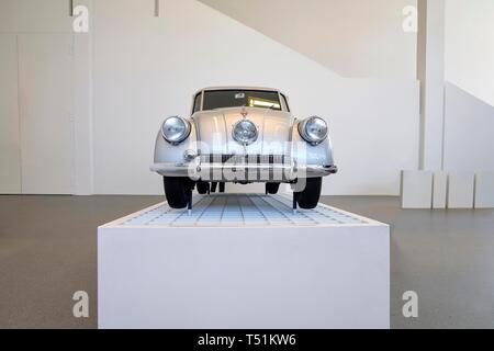 Storica vettura passeggeri, argento Tatra 600 o Tatraplan, Pinakothek der Moderne di Monaco di Baviera, Germania Foto Stock