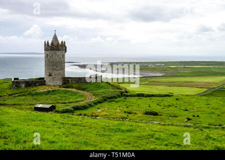 Il castello di Doonagore vicino a Doolin in Irlanda. Foto Stock