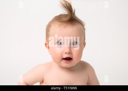 Carino piccolo bambino pannolini, immagine luminosa strisciando curioso Foto Stock