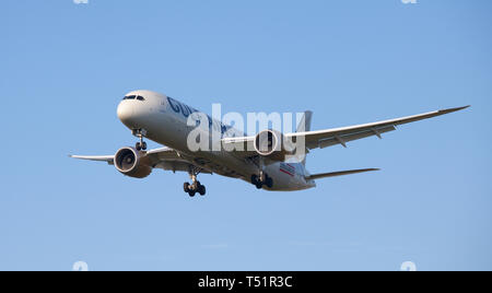 Gulf Air Boeing 787 Dreamliner A9C-FF sull approccio finale all aeroporto di Heathrow LHR Foto Stock