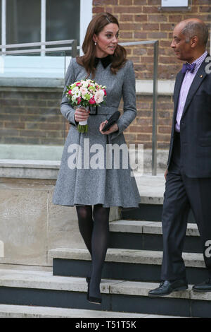 Catherine Duchessa di Cambridge si allontana i bambini Foundling Museum indossando un Catherine Walker vestito con una frizione di gelso la borsetta e Gianvito Rossi tacchi di blocco dotato di: Catherine Duchessa di Cambridge, Kate Middleton dove: Londra, Regno Unito quando: 19 Mar 2019 Credit: WENN.com Foto Stock