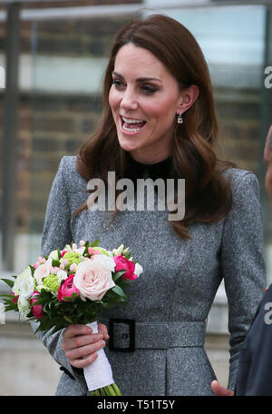 Catherine Duchessa di Cambridge si allontana i bambini Foundling Museum indossando un Catherine Walker vestito con una frizione di gelso la borsetta e Gianvito Rossi tacchi di blocco dotato di: Catherine Duchessa di Cambridge, Kate Middleton dove: Londra, Regno Unito quando: 19 Mar 2019 Credit: WENN.com Foto Stock